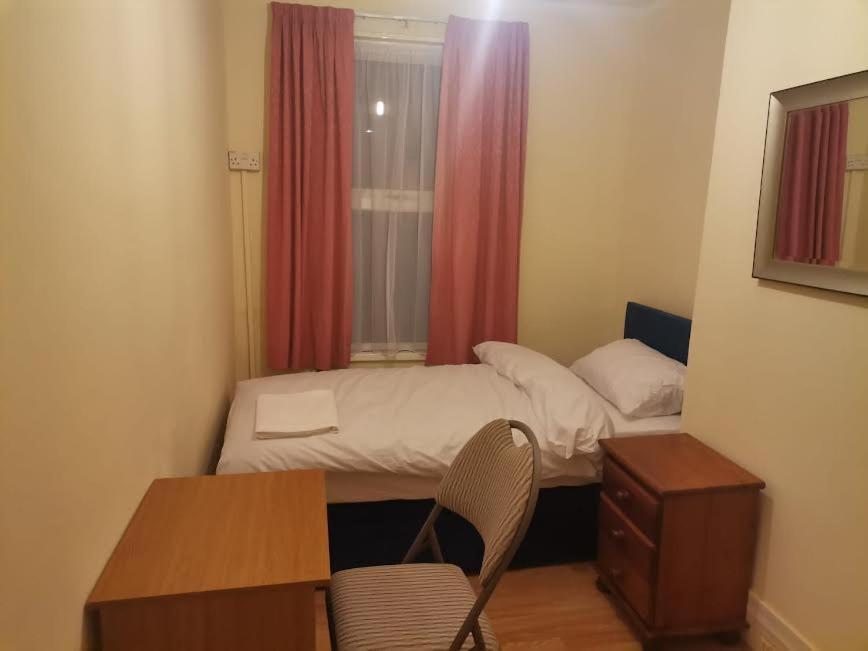Single Bedroom Near London Seven Kings Train Station Илфорд Экстерьер фото